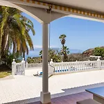 Flores Villa